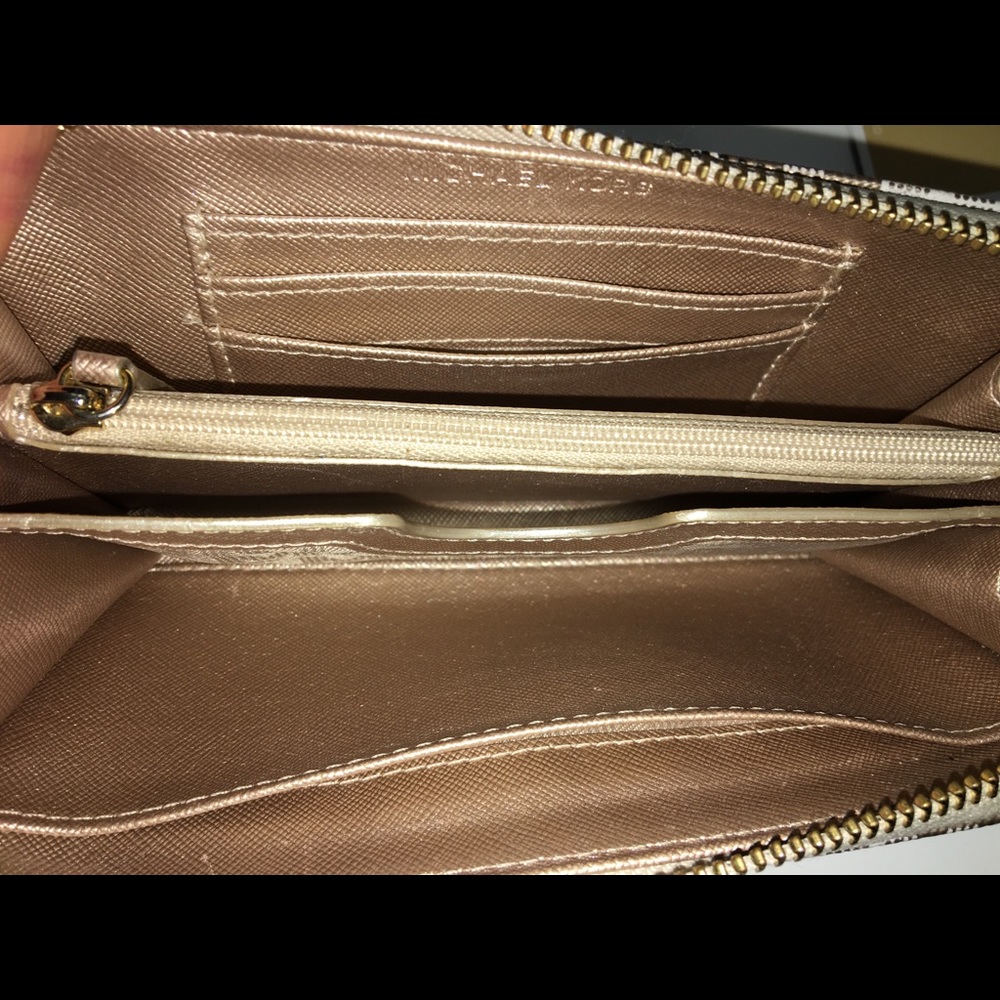 Michael Kors Jet Set Snap Pocket Med Tote & Wallet - Picture 8 of 8
